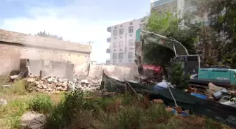 Hazine arazisi üzerindeki evler, aileler tarafından yıkıldı