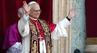 Vatikan'da yeni Papa 14. Leo! Locadan halkı selamladı