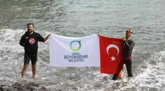 Cem Eroğlu, 19 Mayıs İçin Karadeniz'de Kulaç Attı