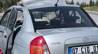 Afyonkarahisar'da Otomobil Tır Dorsesine Çarptı: 1 Ölü, 4 Yaralı
