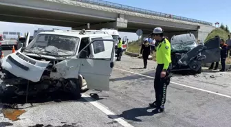 Aksaray'da Minibüs ile Hafif Ticari Araç Çarpıştı: 3 Yaralı