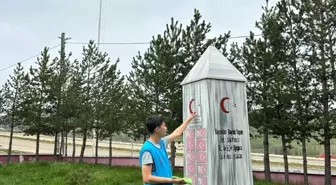 Alucra'daki şehitlikte yüksekokul öğrencilerinden temizlik ve çevre düzenlemesi