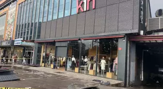 Ankara'da fırtına mağaza tabelasını caddeye savurdu