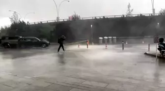 Ankara'da Kuvvetli Rüzgar ve Sağanak Yağış, Hayatı Olumsuz Etkiledi