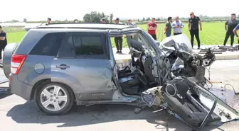Antalya'da Kepçe ile Otomobil Çarpıştı: 2 Yaralı