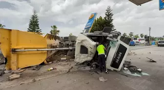 Antalya'da Asfalt Yüklü Kamyonun Devrilmesi Sonucu 2 Yaralı
