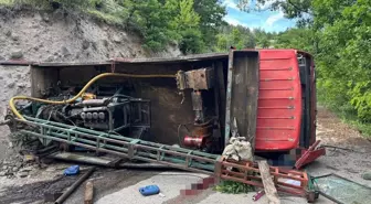 Artvin'de Kamyon Devrildi: 1 Ölü, 2 Yaralı
