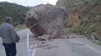 Artvin-Ardanuç Yolunda Kaya Düşmesi Nedeniyle Ulaşım Tek Şeritten Sağlanıyor