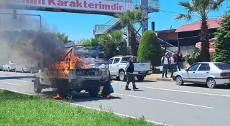 Hopa'da Seyir Halindeki Kamyonet Yandı