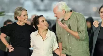 Julian Assange, Cannes Film Festivali'nde İsrail'in Gazze'de öldürdüğü çocuklar için tişört giydi
