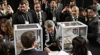 Beşiktaş Kulübü Genel Kurulu'nda Serdal Adalı Oyunu Kullandı