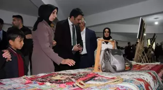 Karlıova'da Aile Destek Merkezi Kursiyerlerinin El Emeği Ürünleri Sergilendi