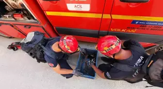 İnegöl'de İtfaiye Kedileri Havalandırma Boşluğundan Kurtardı