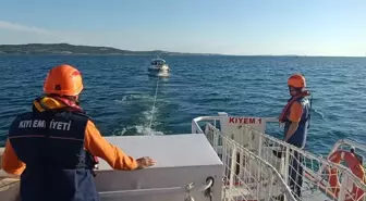 Çanakkale Boğazı'nda Sürüklenen Tekne Kurtarıldı