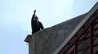 Aydın'da Şantiye Çatısına Çıkan Kişi Gazeteciler Gitmeden İnmeyeceğini Söyledi
