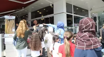 Çubuk'ta Esnaf Öğrencilere Ücretsiz Dondurma Dağıttı