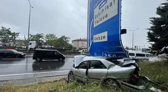 Kocaeli'de Trafik Kazası: Otomobil Trafik Levhasına Çarptı