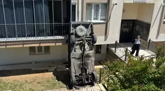 Denizli'de Kontrolden Çıkan Otomobil Apartman Bahçesine Düştü