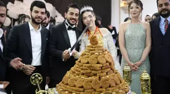 Diyarbakır'da Düğün Pastası Yerine 21 Katlı Burma Kadayıf Kesildi