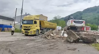 Düzce'de Geçici İş Yerlerinin Yıkımına Başlandı