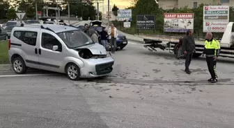 Edirne'de Trafik Kazası: İki Sürücü Yaralandı