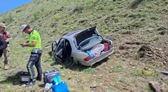 Erzincan'da Otomobil Şarampole Devrildi: 2 Yaralı