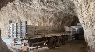 Kemaliye'de Tır Tünele Sıkıştı, Ulaşım Kapatıldı