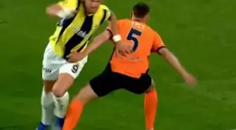 Fenerbahçe penaltı bekledi ancak hakem 'devam' dedi