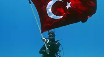 Fethiye’de Dalgıçlar 19 Mayıs'ı Deniz Dibinde Kutladı