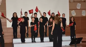Fethiye'de öğretmen, öğrenci ve veliler şiir dinletisi sundu