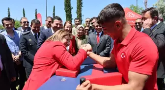 Fatma Şahin, Bilek Güreşinde Rakibini Yendi