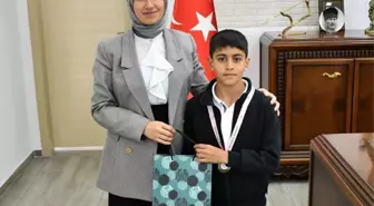 Gümüşhacıköy Kaymakamı Büşra Güneş, Türkiye Birincisi Görkem Çeltük'ü Tebrik Etti