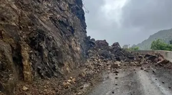 Gümüşhane'de Heyelan Yolu Kapadı