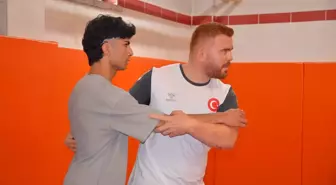 İşitme Engelli Judocu Öğretmen, Öğrencilerine İlham Veriyor