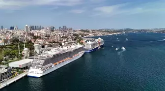 İstanbul Boğazı'nda İki Dev Kruvaziyer Gemisi Galataport Limanı'na Demir Attı