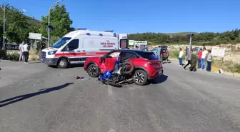 Foça'da Motosiklet ve Otomobil Çarpıştı: 1 Ağır Yaralı