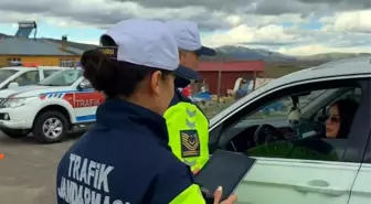Ardahan'da Trafik Kurallarına Uyan Sürücülere Hediyeler