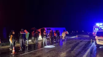 Göksun'da Düzensiz Göçmenleri Taşıyan Minibüs Devrildi: 1 Ölü, 22 Yaralı