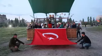 Kapadokya'da gökyüzü Türk bayrakları ve Atatürk posterleriyle süslendi