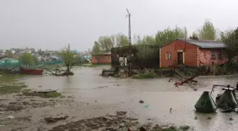Kars'ta Şiddetli Sağanak ve Dolu Hayatı Olumsuz Etkiledi