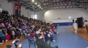 Akyaka'da 'Misafir' Tiyatro Oyunu Spor Salonunda Sahnelendi