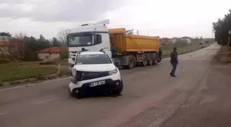 Kırıkkale'de Otomobil ile Hafriyat Kamyonu Çarpıştı: 1 Yaralı