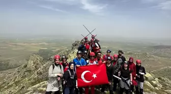Kırşehir'de Dağcılar 19 Mayıs'ı Davullu Zirvesi'nde Kutladı