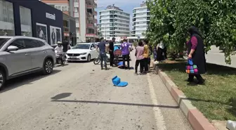 Kozan'da Motosiklet Sürücüsü Park Halindeki Araca Çarptı