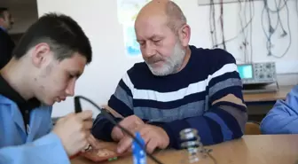 Lise öğrencileri anne babalarıyla atölyede becerilerini geliştiriyor