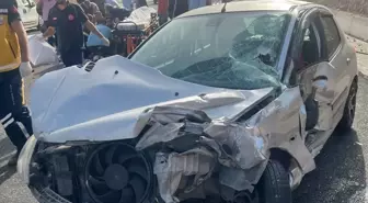 Midyat'ta Otomobil ve Traktör Çarpıştı: 3 Yaralı