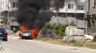 Nusaybin'de Park Halindeki Otomobil Alev Aldı