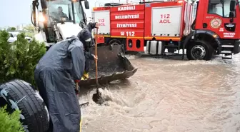 Osmaniye'de Sağanak Yağış Nedeniyle Su Baskınları ve Mahsur Kalan Araçlar
