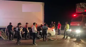 Mersin'de Park Halindeki Tıra Çarpan Otomobilde 2 Kişi Hayatını Kaybetti