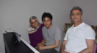 Otizmli Genç Samet Ege, Müzik Yeteneğiyle Dikkat Çekiyor